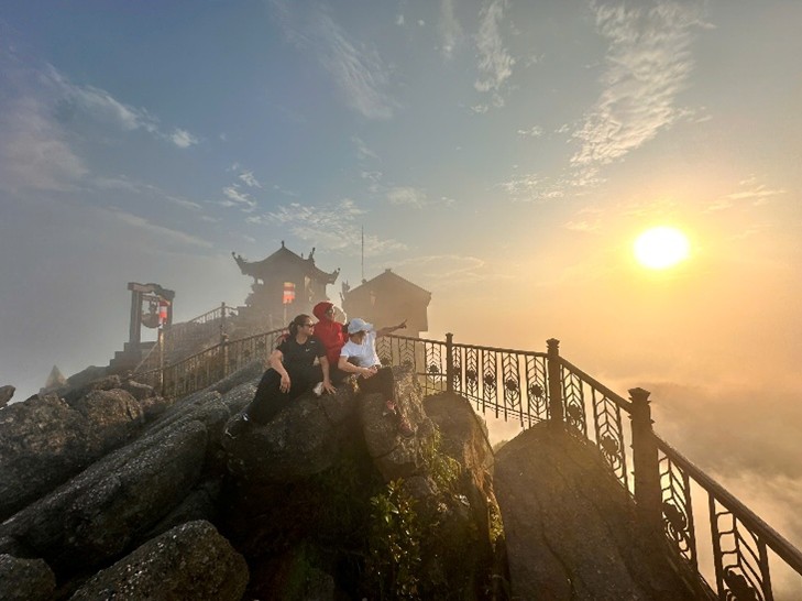 Bí kíp "săn" hoàng hôn rực rỡ giữa biển mây Yên Tử