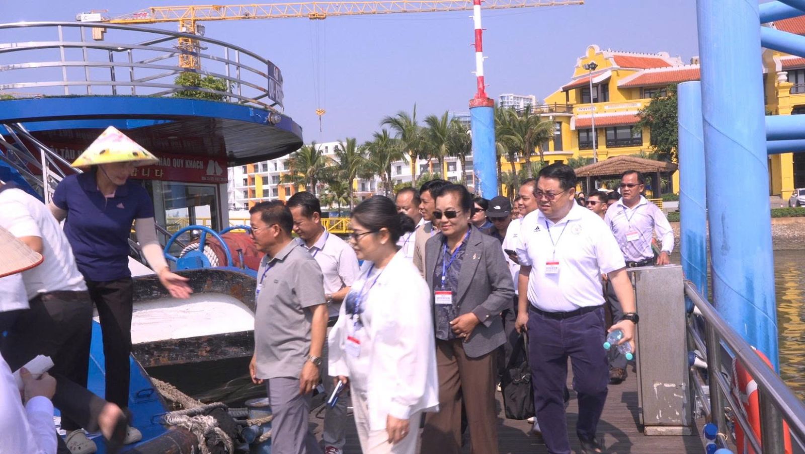 Đoàn cán bộ lãnh đạo, quản lý các tỉnh Luông Pha Băng và Xay Nha Bu Ly, nước CHDCND Lào đã tham quan Di sản thiên nhiên thế giới vịnh Hạ Long