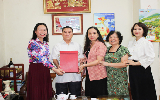 Ban Quản lý di sản thế giới vịnh Hạ Long - Yên Tử thăm, tặng quà người có công với cách mạng nhân kỷ niệm 79 năm Ngày Thương binh - Liệt sĩ.