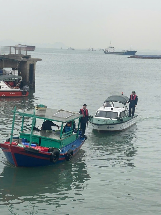 Phát hiện phương tiện vỏ gỗ bám buộc tàu du lịch, chèo kéo khách mua hải sản trên vịnh Hạ Long