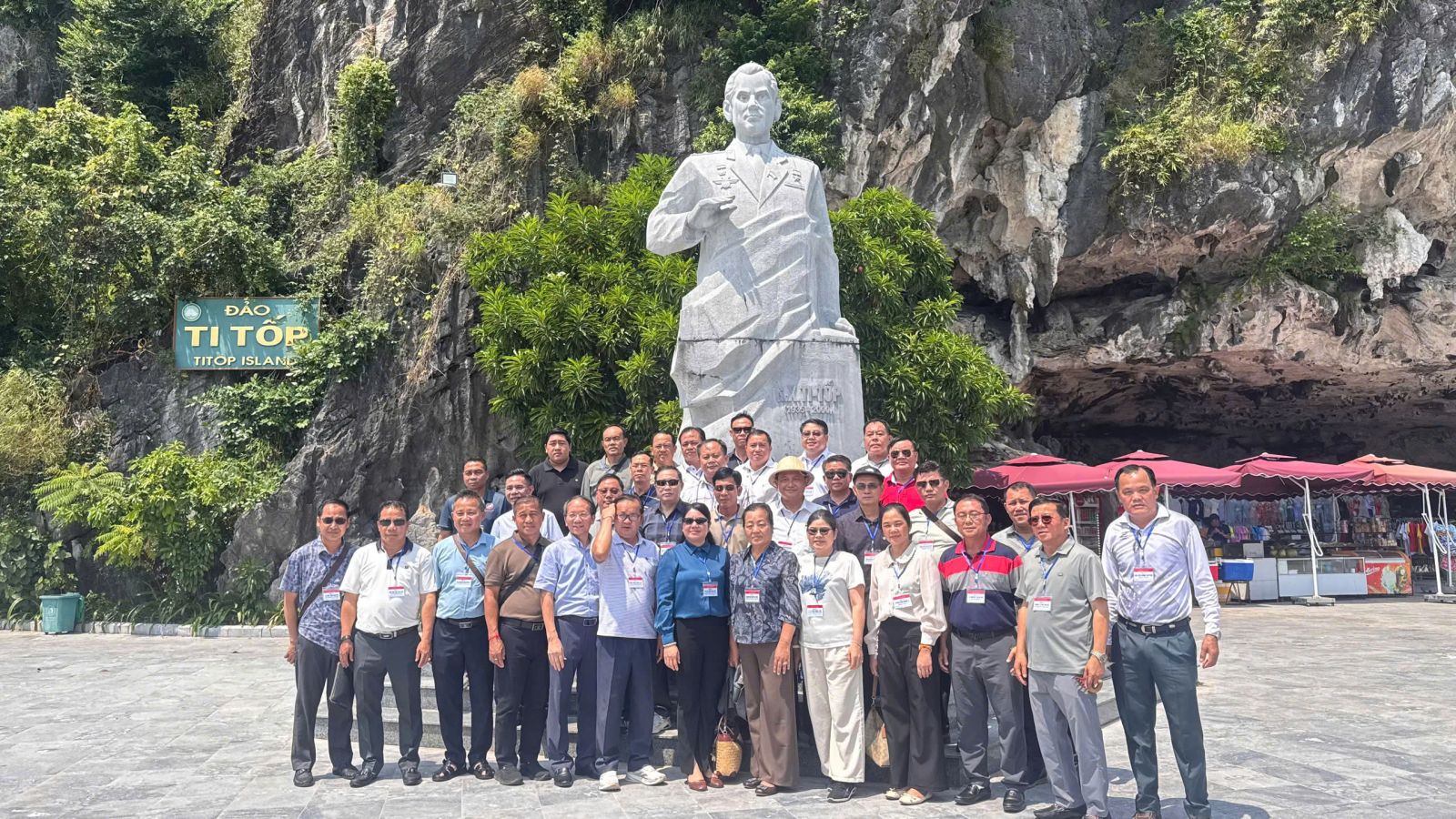 Đoàn cán bộ lãnh đạo, quản lý tỉnh Luông Pha Băng và Xay Nhạ Bu Ly (Cộng hòa Dân chủ Nhân dân Lào) tham quan vịnh Hạ Long
