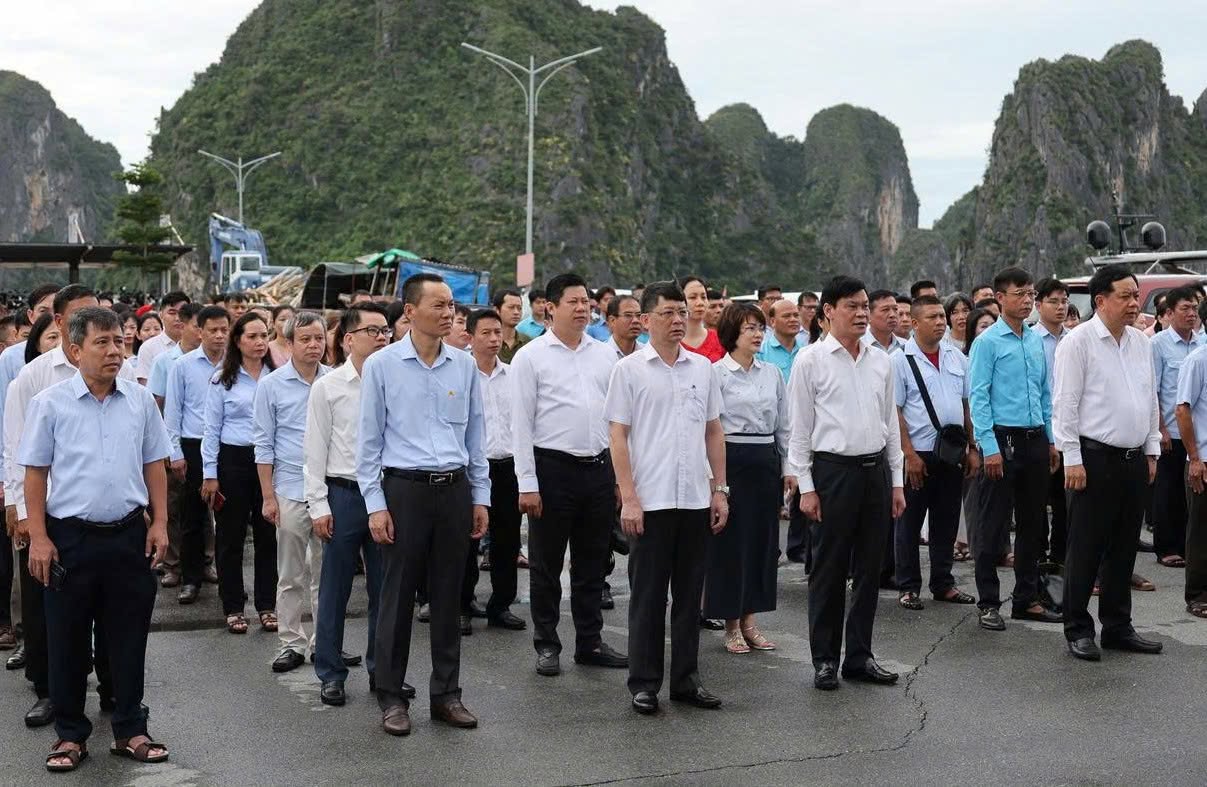 Nghi lễ chào cờ đầu tháng của Ban Quản lý di sản thế giới vịnh Hạ Long - Yên Tử
