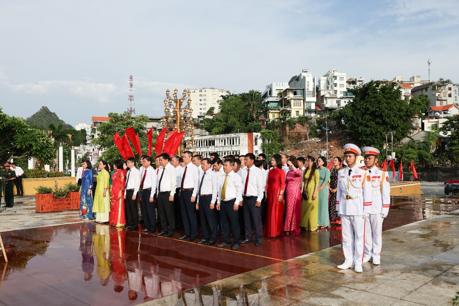 Ban Quản lý di sản thế giới vịnh Hạ Long - Yên Tử dâng hương tưởng niệm các Anh hùng liệt sĩ