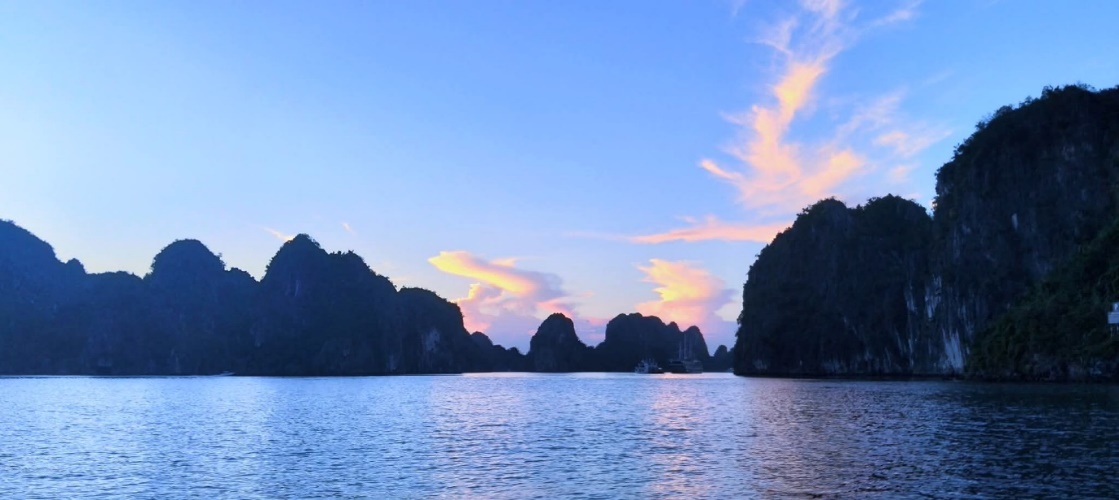 Chiêm ngưỡng vẻ đẹp yên bình khu vực vụng Tùng Sâu trên vịnh Hạ Long