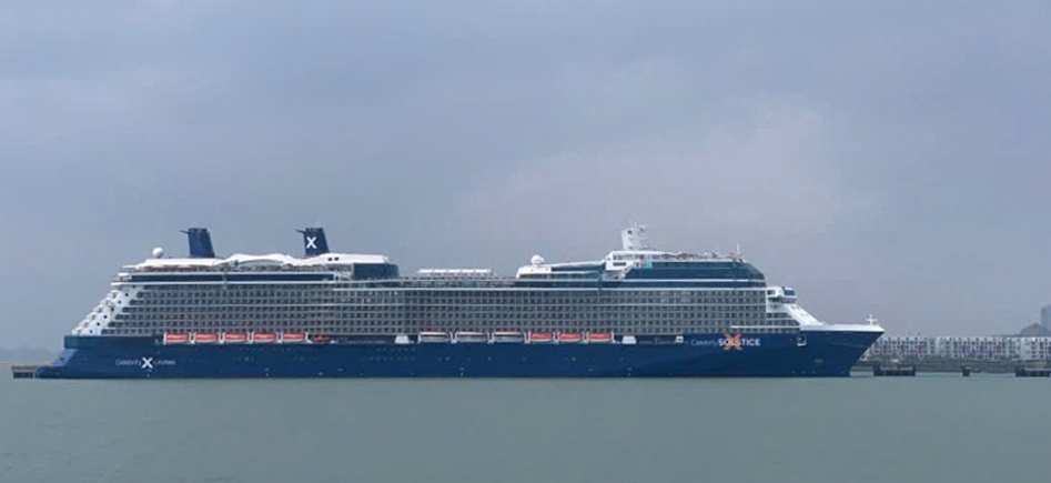 Du thuyền hạng sang gần 2.600 khách quốc tế đến tham quan vịnh Hạ Long