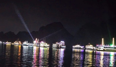Vịnh Hạ Long rực sáng trong đại tiệc ánh sáng và pháo hoa tối ngày 30/4