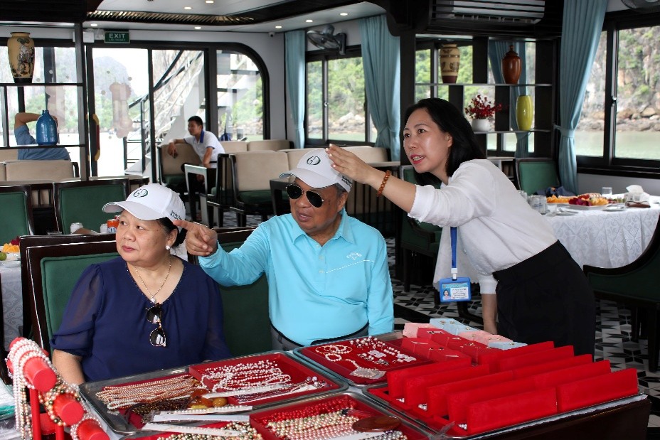 Nguyên Trưởng Ban Tổ chức Trung ương Đảng Nhân dân Cách mạng Lào tham quan vịnh Hạ Long