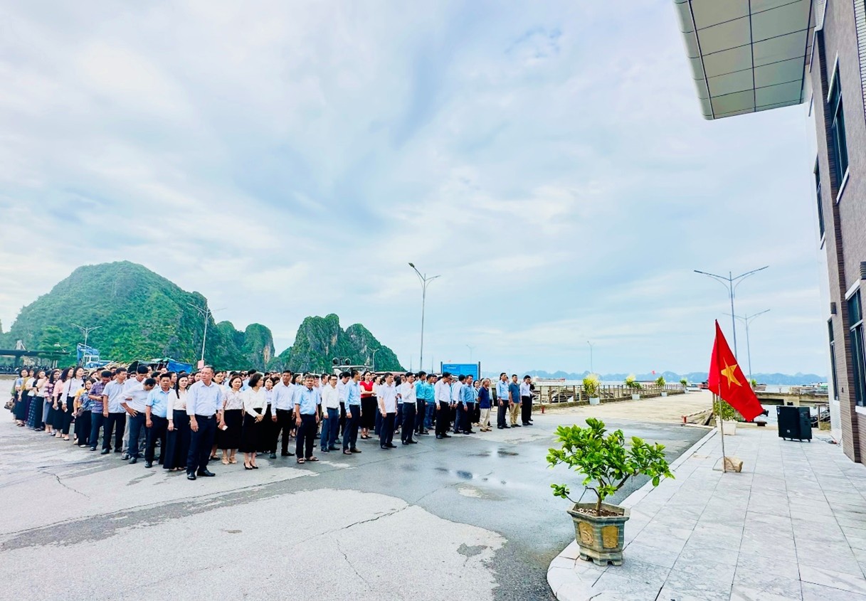 Tổ chức lễ chào cờ đầu tuần bên bờ Di sản thiên nhiên thế giới vịnh Hạ Long