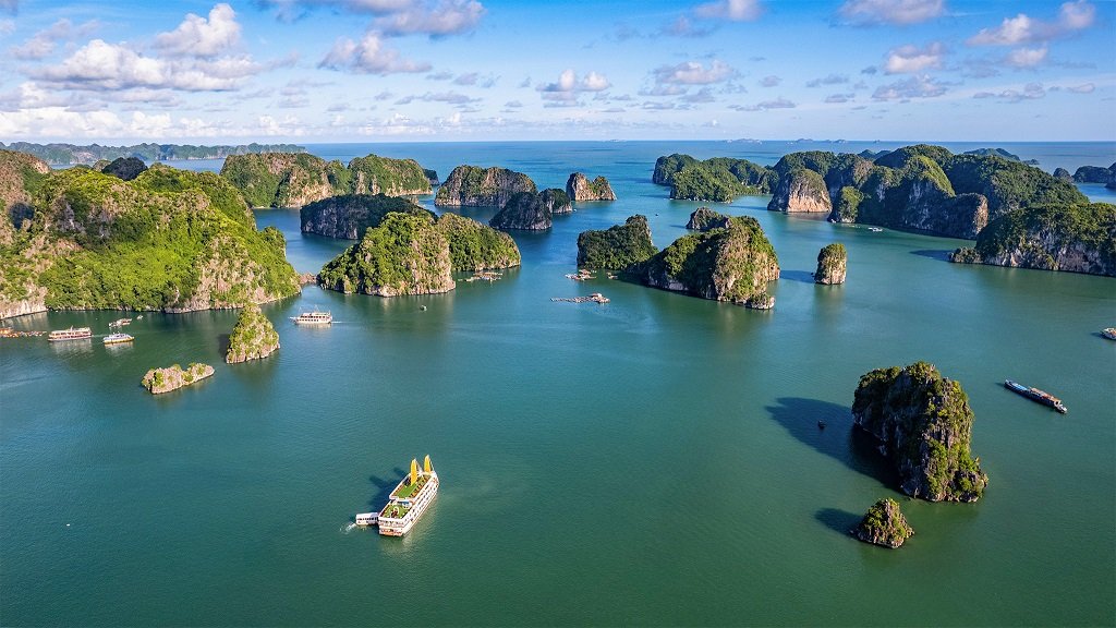 Một hành trình khám phá trọn vẹn vẻ đẹp hai vùng vịnh Hạ Long - Lan Hạ