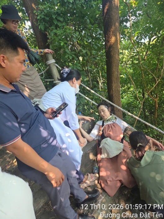 Kịp thời sơ cấp cứu nữ du khách Nhật Bản bị choáng ngất khi tham quan đảo Ti Tốp