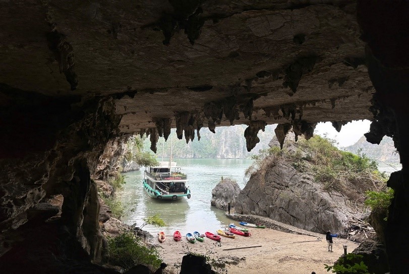 Hang Trinh Nữ - Nơi thiên nhiên khắc tình yêu lên đá