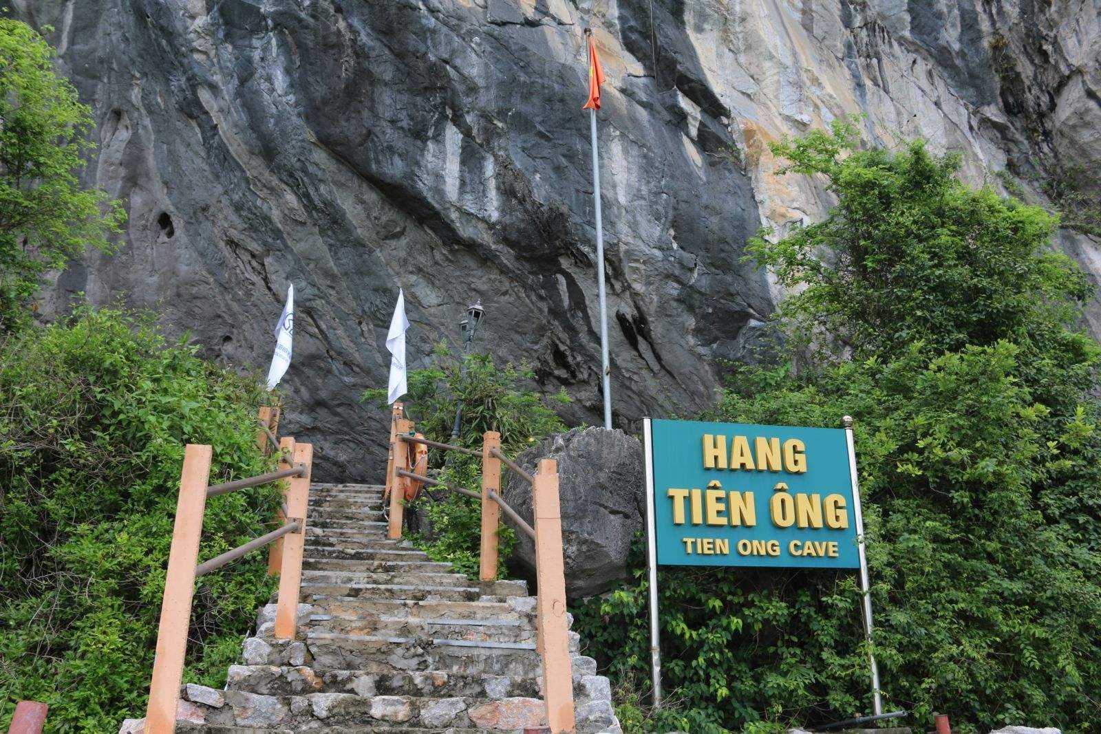 Hang động trên vịnh Hạ Long từng là nơi cư trú của người Việt cổ cách đây 10.000 năm, sở hữu khung cảnh huyền bí giữa lòng di sản