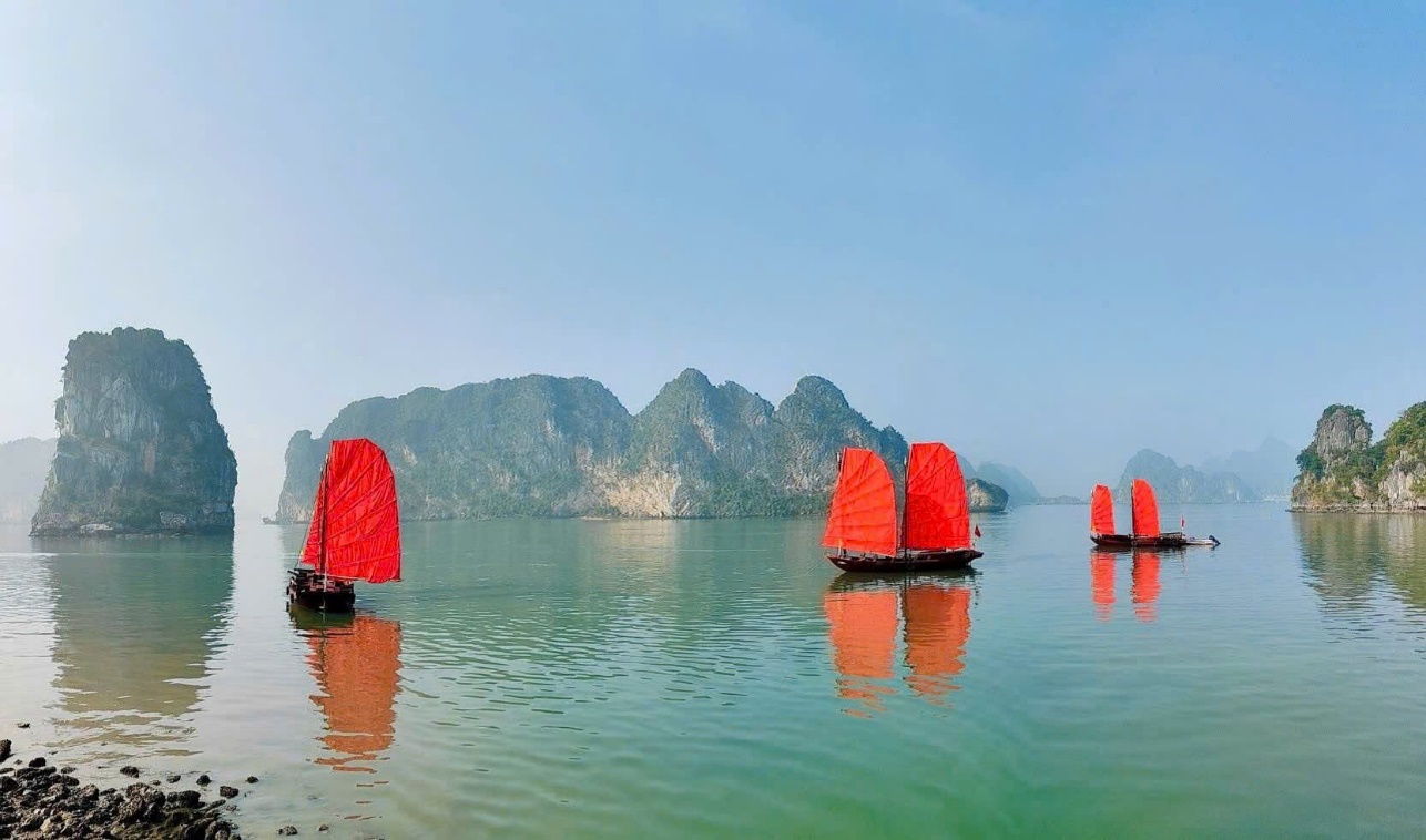 Du xuân bên bờ kỳ quan