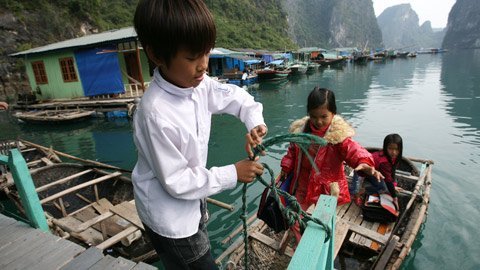 Lớp học nổi – Ký ức đẹp về hành trình mang con chữ đến với vịnh Hạ Long