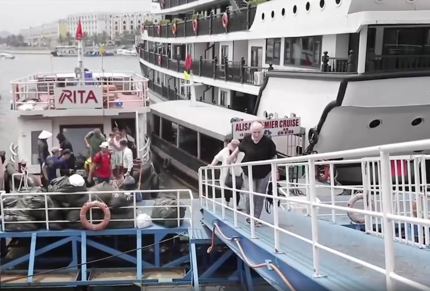 Siết chặt kiểm tra an toàn đội tàu du lịch trên vịnh Hạ Long trước cao điểm hè