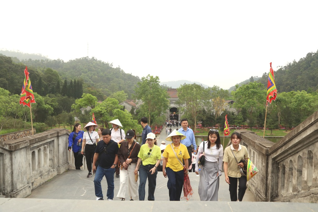 Đoàn đại biểu Liên hoan Phát thanh toàn quốc tham quan và tìm hiểu Quần thể di tích danh thắng Yên Tử