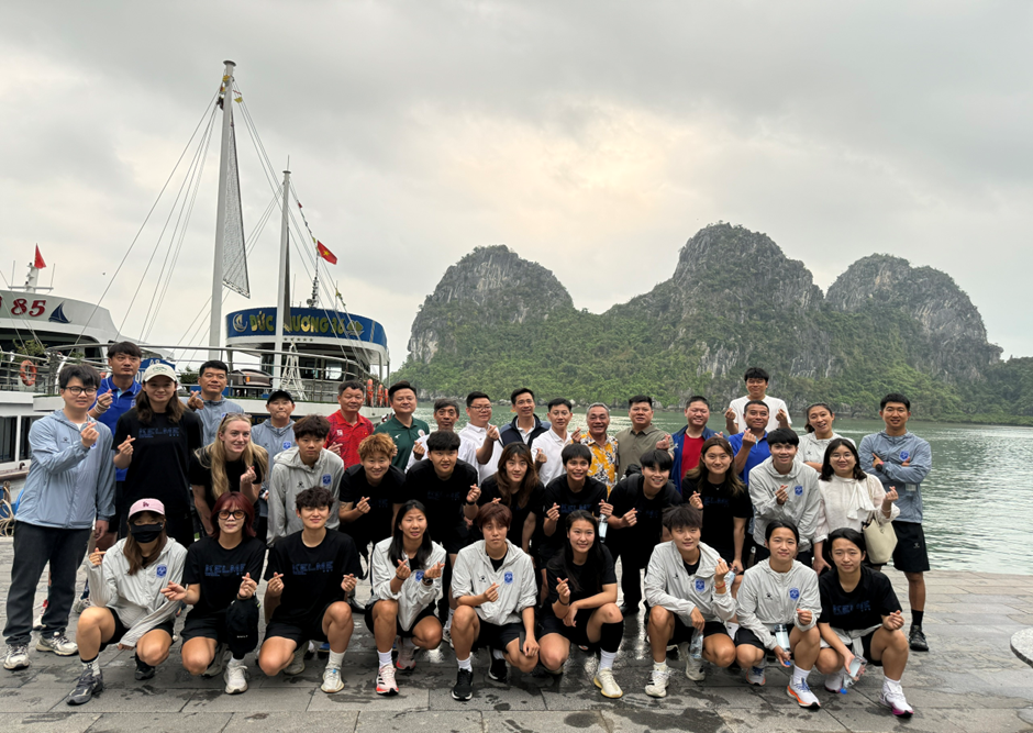 Đội bóng đá nữ thành phố Bách Sắc (Quảng Tây, Trung Quốc) tham quan vịnh Hạ Long