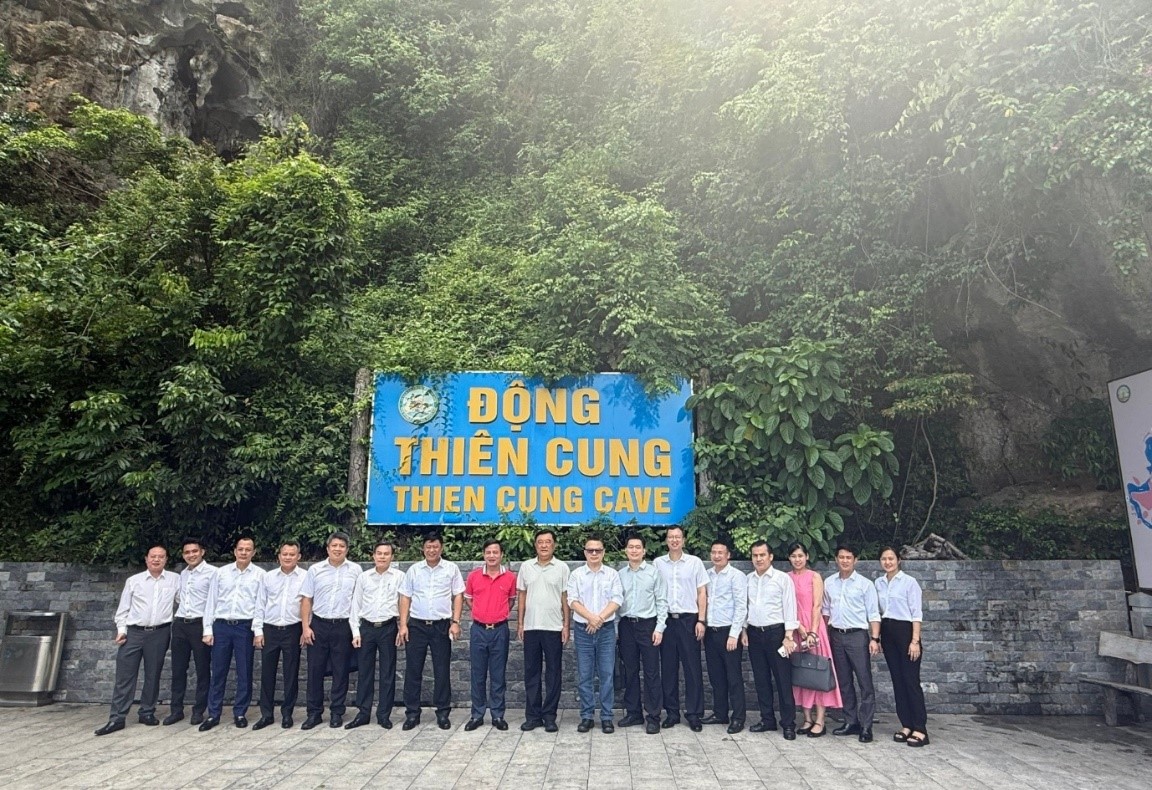 Đoàn Công an Khu tự trị dân tộc Choang Quảng Tây (Trung Quốc) tham quan vịnh Hạ Long