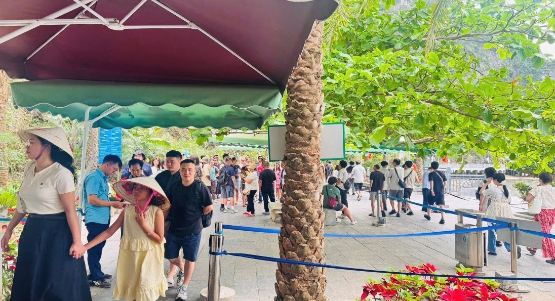 Vịnh Hạ Long đón trên 42.000 lượt khách dịp Giỗ Tổ Hùng Vương