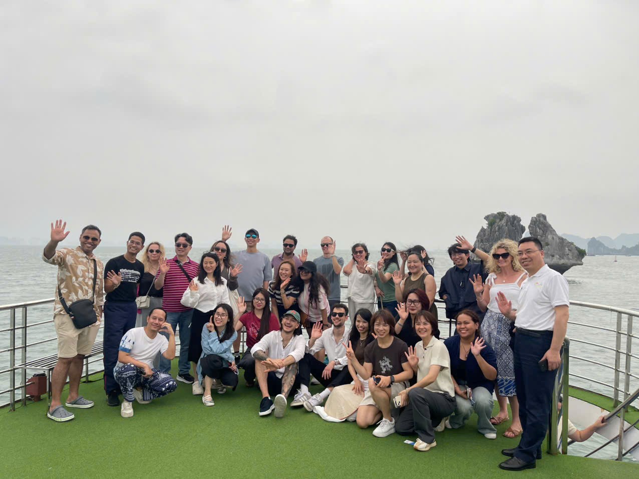 Nhà báo quốc tế ấn tượng với vẻ đẹp vịnh Hạ Long