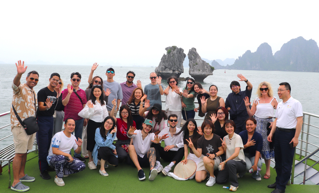 Đoàn nhà báo, chuyên gia quốc tế tham quan vịnh Hạ Long