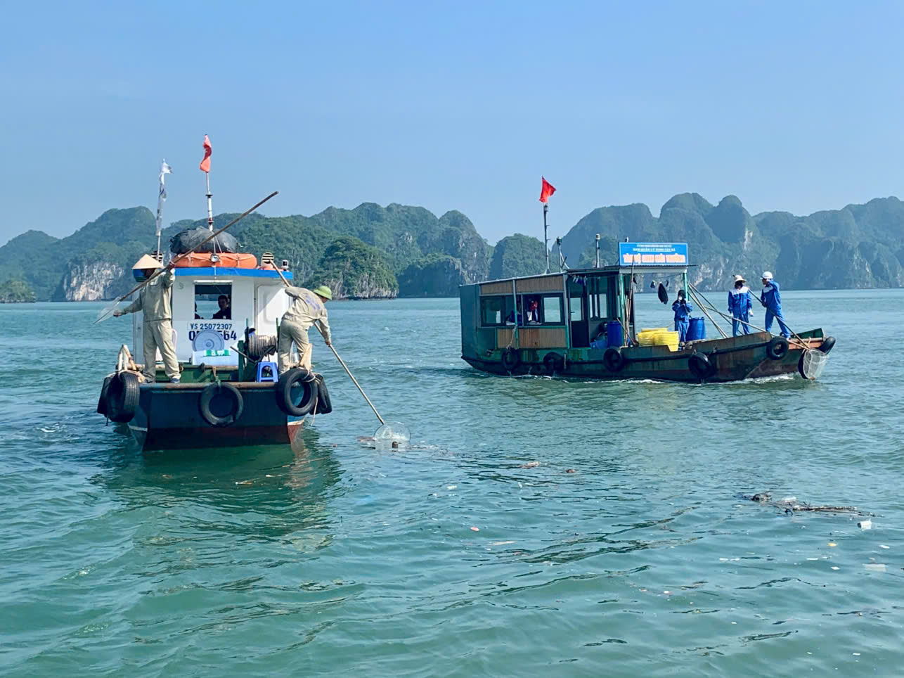 Ban Quản lý di sản thế giới vịnh Hạ Long - Yên Tử phối hợp Ban Quản lý các vịnh thuộc quần đảo Cát Bà ra quân thu gom rác thải, bảo vệ môi trường Di sản