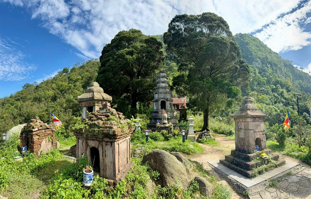 Vườn tháp Vọng Tiên Cung, điểm đến bình yên giữa lòng Yên Tử.