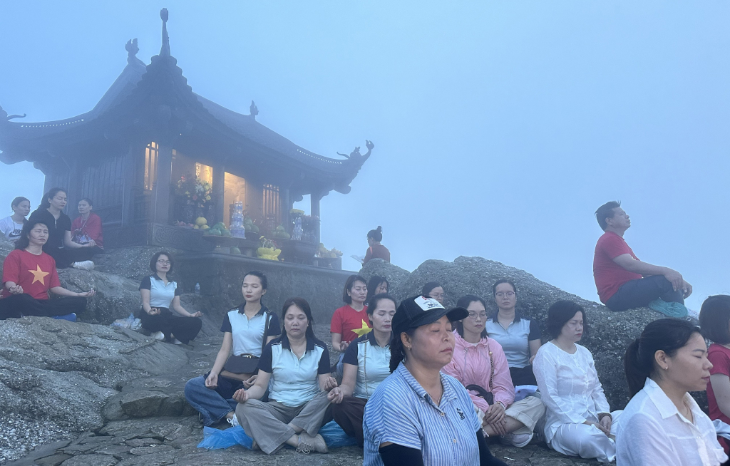 Chùa Đồng Yên Tử trong ánh bình minh