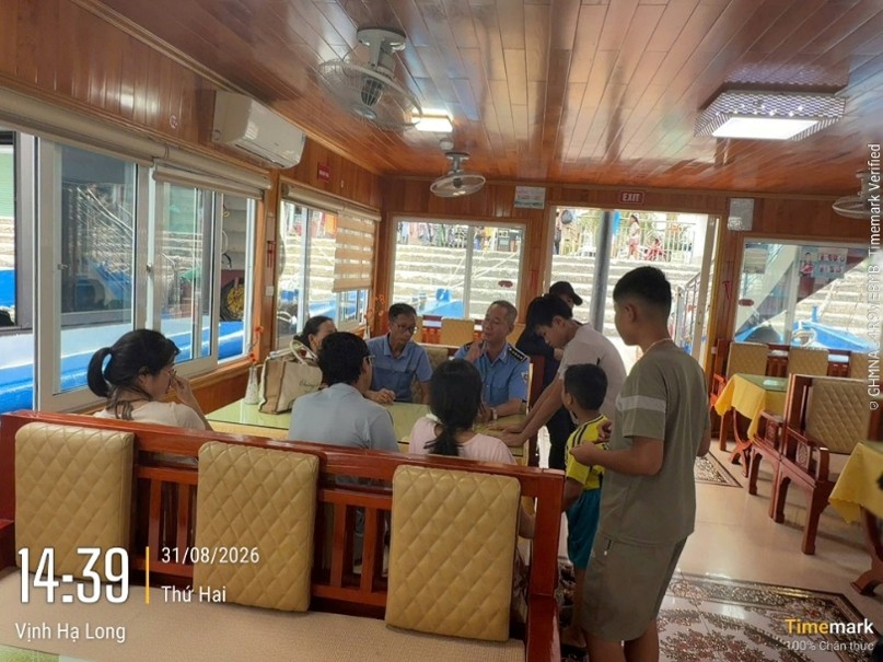Tạm dừng thực hiện hợp đồng đối với tàu du lịch có hành vi thu tiền dịch vụ tham quan vịnh Hạ Long cao hơn giá niêm yết