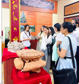 Học viên lớp bồi dưỡng và nâng cao nghiệp vụ hướng dẫn du lịch thực hành thực địa tại Khu di tích và danh thắng Yên Tử