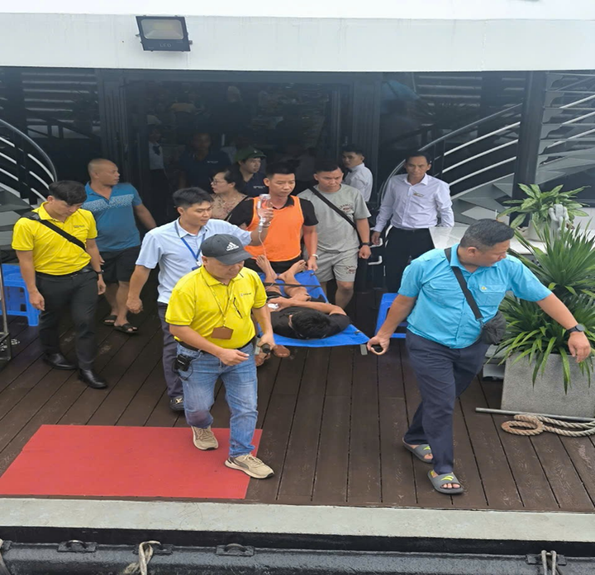 Kịp thời cứu hộ du khách gặp sự cố sức khỏe trên vịnh Hạ Long