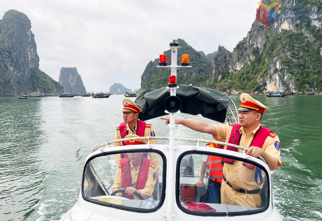 Cần có giải pháp đồng bộ để xử lý tình trạng thuyền neo đậu trái phép ven bờ Vịnh Hạ Long