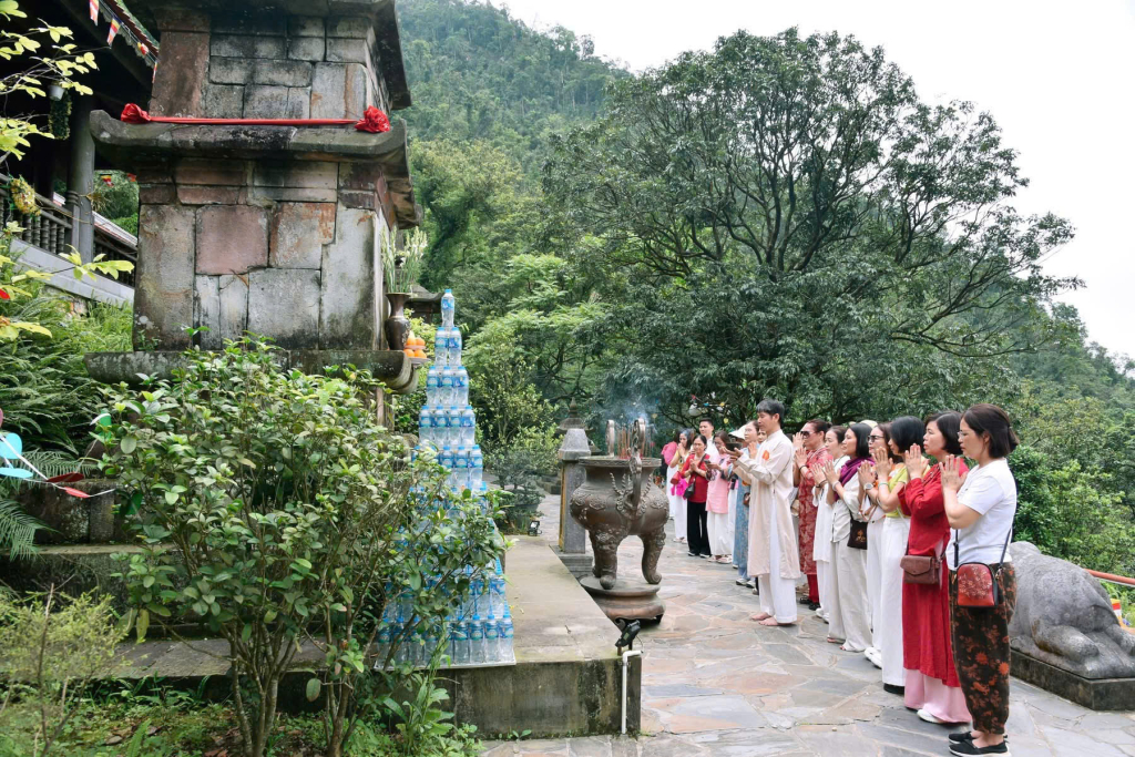 Gần 1.000 du khách hành hương về Ngọa Vân trong ngày 30/4