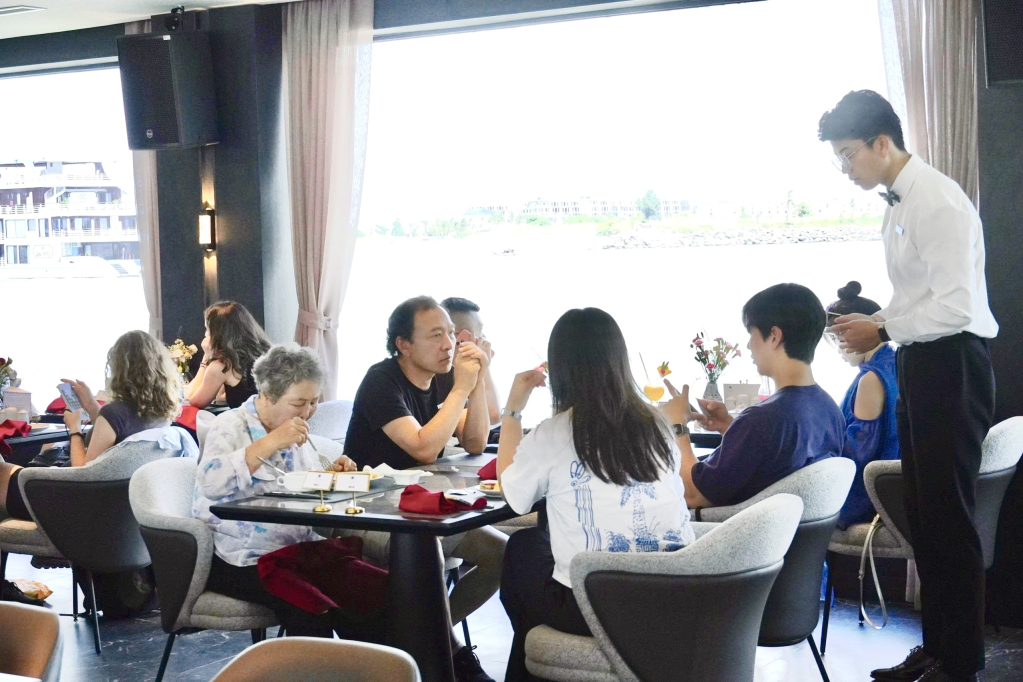 Các điểm du lịch Quảng Ninh ghi nhận lượng khách tăng mạnh dịp cuối tuần