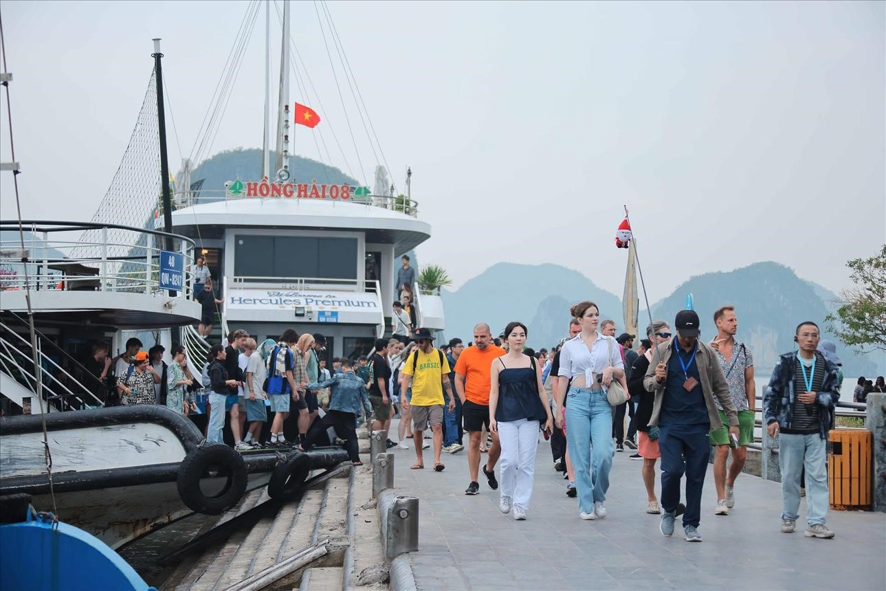 Ngày đầu nghỉ lễ Quốc khánh: Gần 12.000 lượt khách tham quan các di sản, di tích do Ban Quản lý vịnh Hạ Long - Yên Tử quản lý
