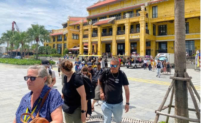 Lý do khách ngoại 'áp đảo' khách nội ở vịnh Hạ Long