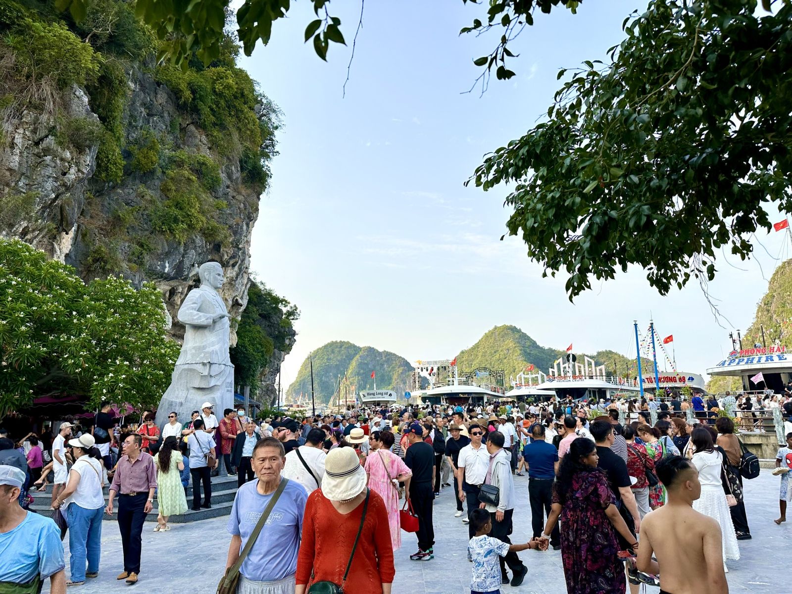 Vịnh Hạ Long tiếp tục hút khách trong ngày thứ hai kỳ nghỉ Giỗ Tổ Hùng Vương