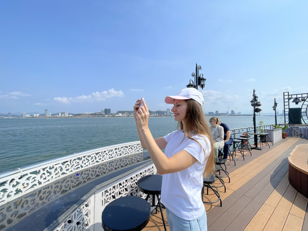 Nhộn nhịp khách du lịch tuyến biển đảo