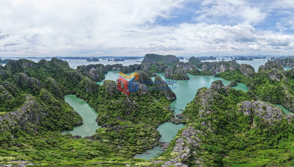 Hồ xanh giữa lòng di sản