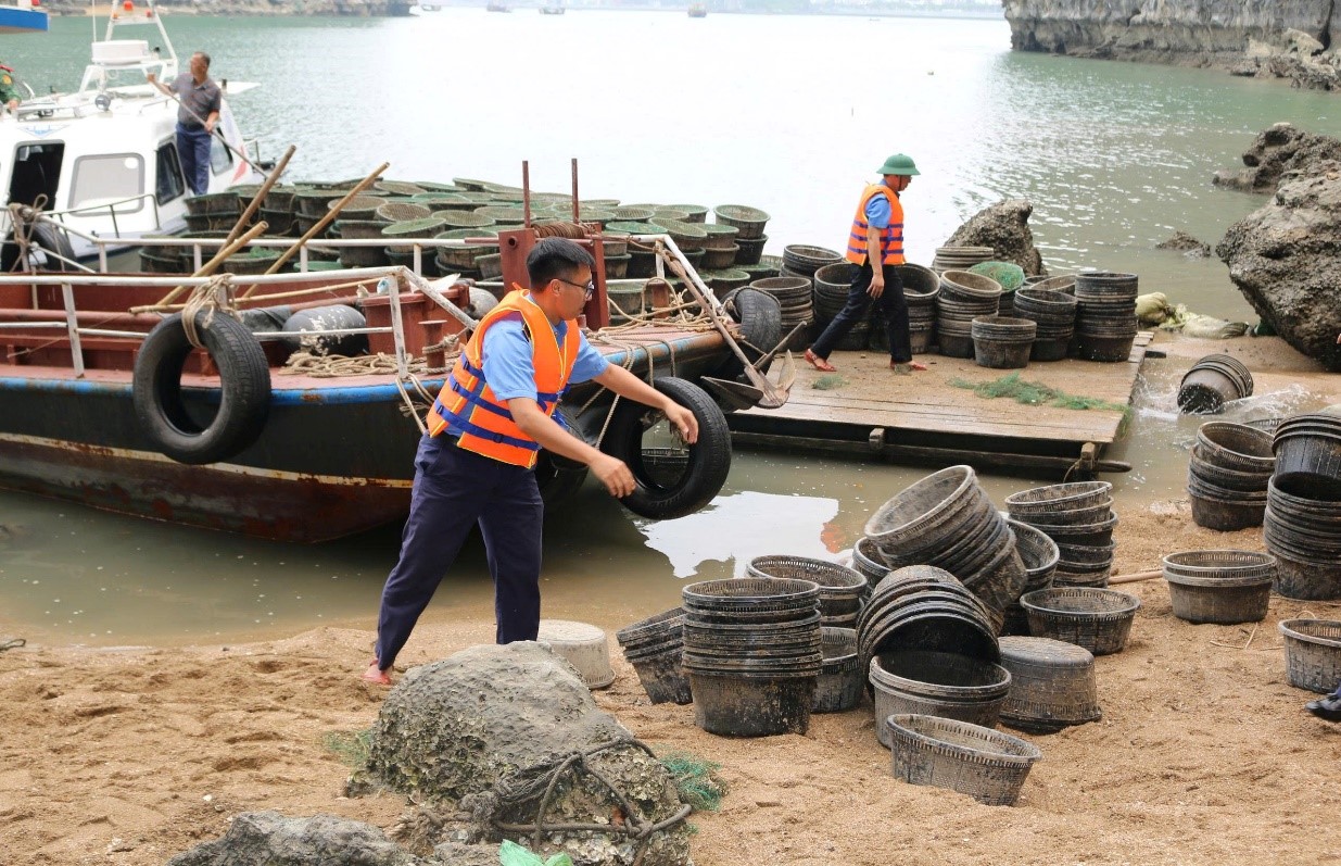 Kiểm tra, xử lý hoạt động nuôi trồng thủy sản trái phép trên vịnh Hạ Long