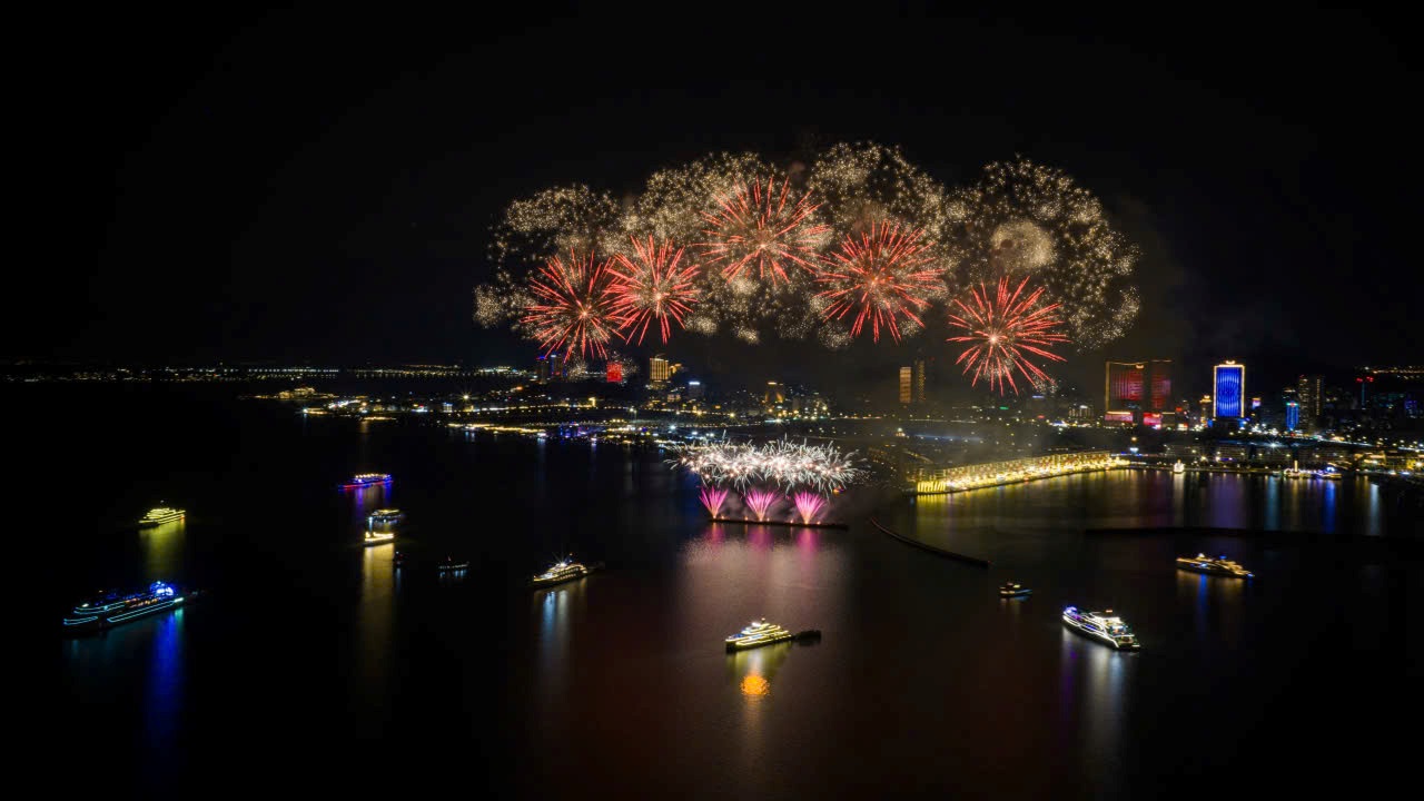 Pháo hoa rực sáng cùng 6 thuyền buồm trên vịnh Hạ Long