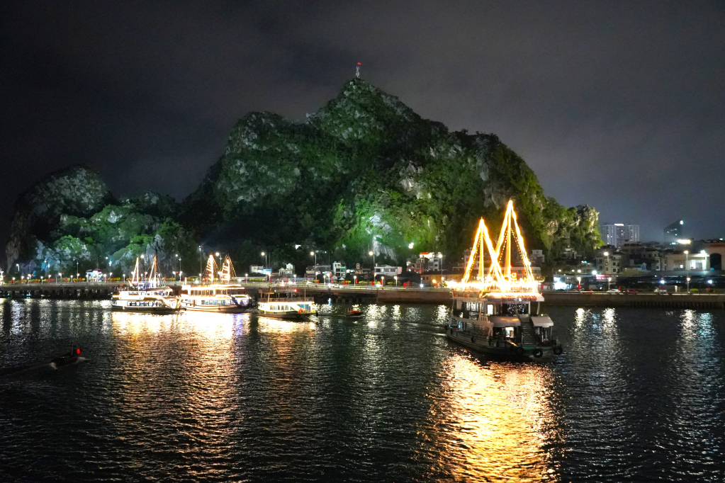 Rực rỡ "bữa tiệc" thị giác trên mặt biển