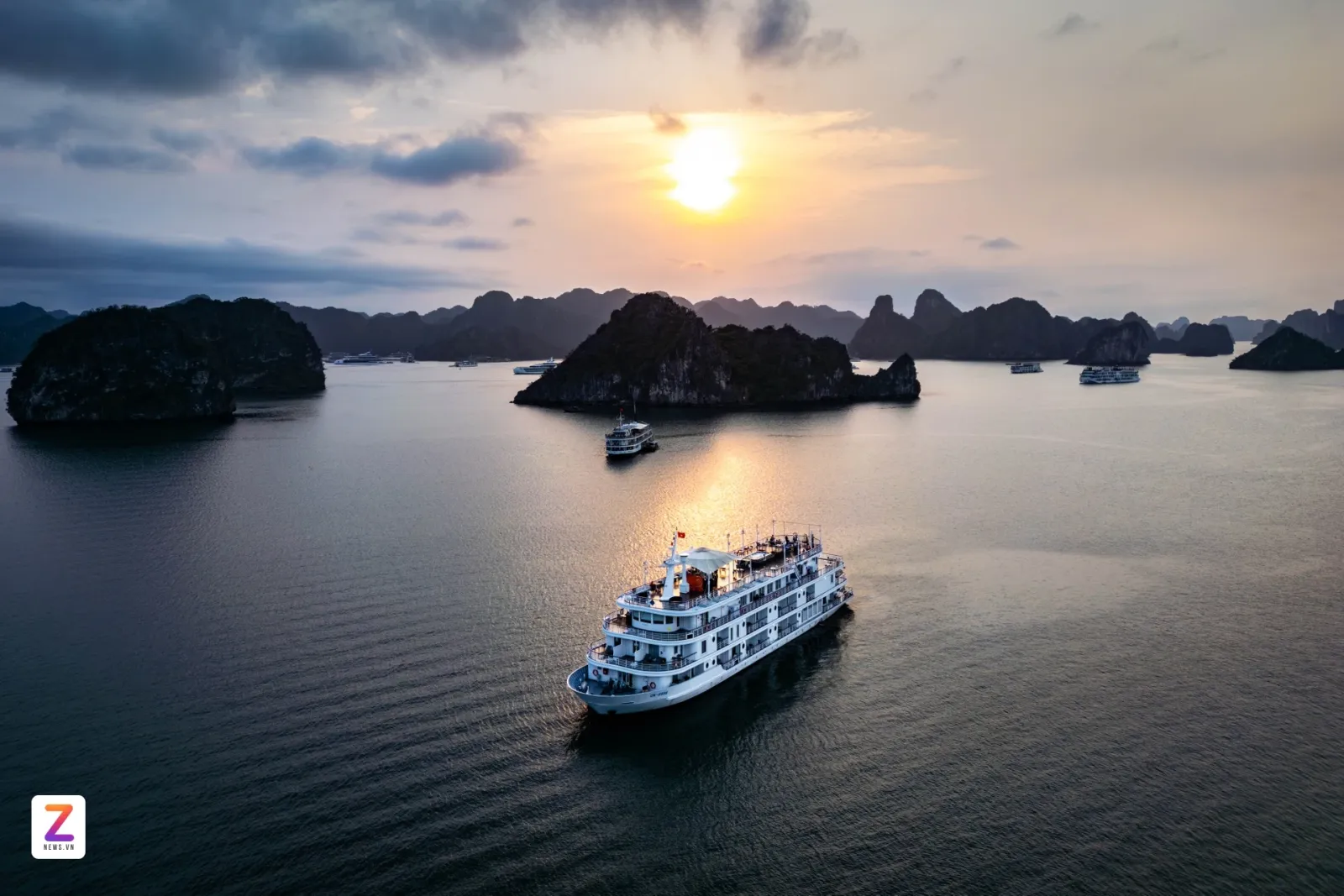 Hoàng hôn và bình minh ngoạn mục trên du thuyền giữa vịnh Hạ Long