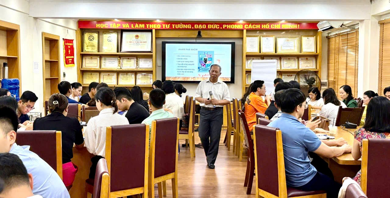 Ban Quản lý di sản thế giới vịnh Hạ Long - Yên Tử khai mạc lớp tập huấn kỹ năng giao tiếp và thuyết minh di sản