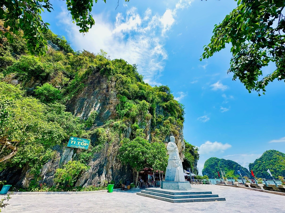 Ti Tốp, một trong những bãi biển đẹp nhất Quảng Ninh