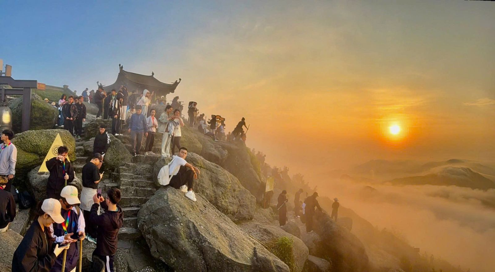 Đánh thức bình minh giữa mây ngàn