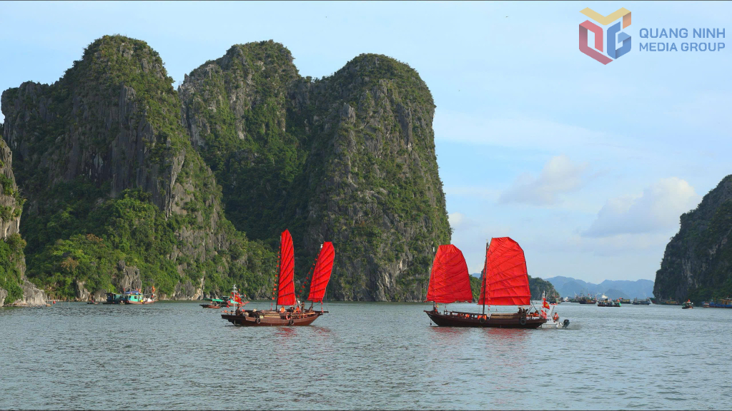 Cánh buồm đỏ thắm trên vịnh xanh