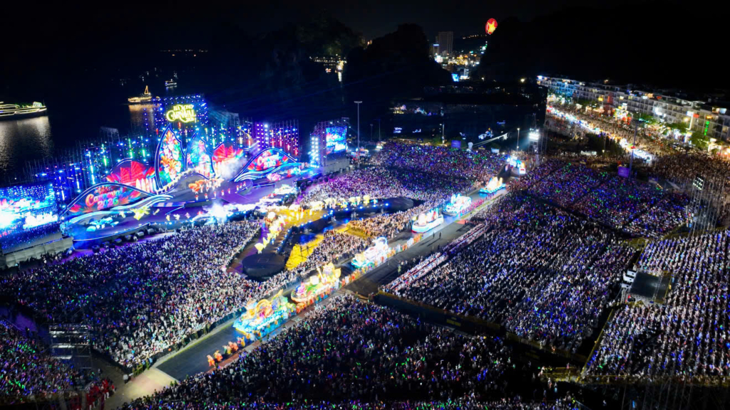 Màn diễu hành "đốt cháy" không khí Carnaval Hạ Long