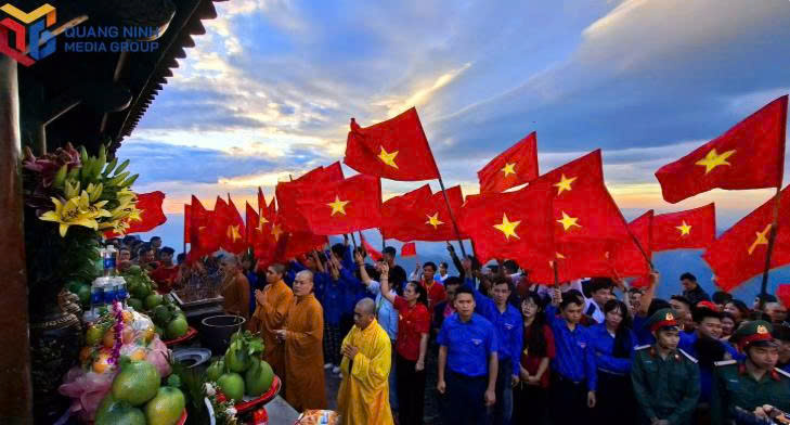 Đón Quốc khánh giữa bình minh Yên Tử