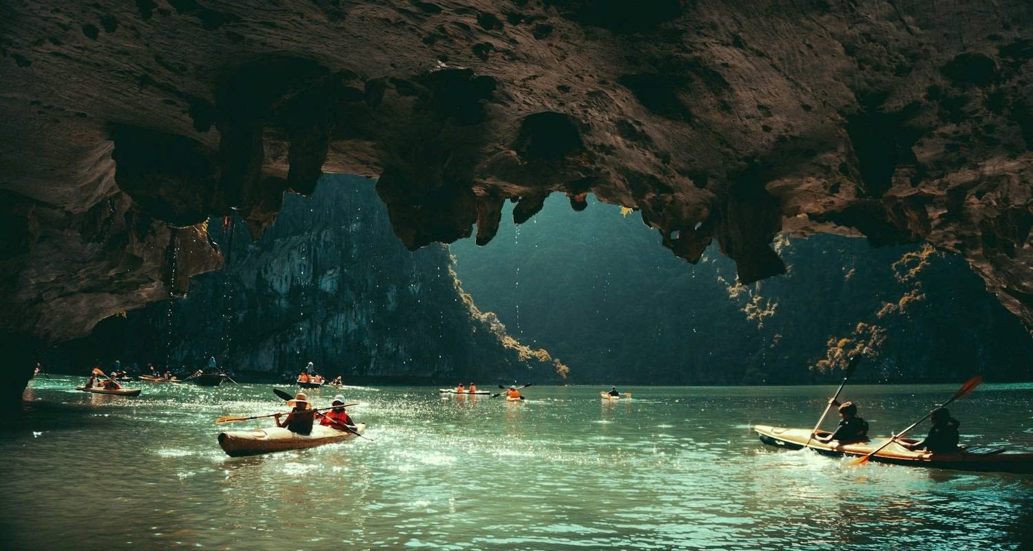Chèo Kayak trên vịnh Hạ Long – chạm tay vào kỳ quan